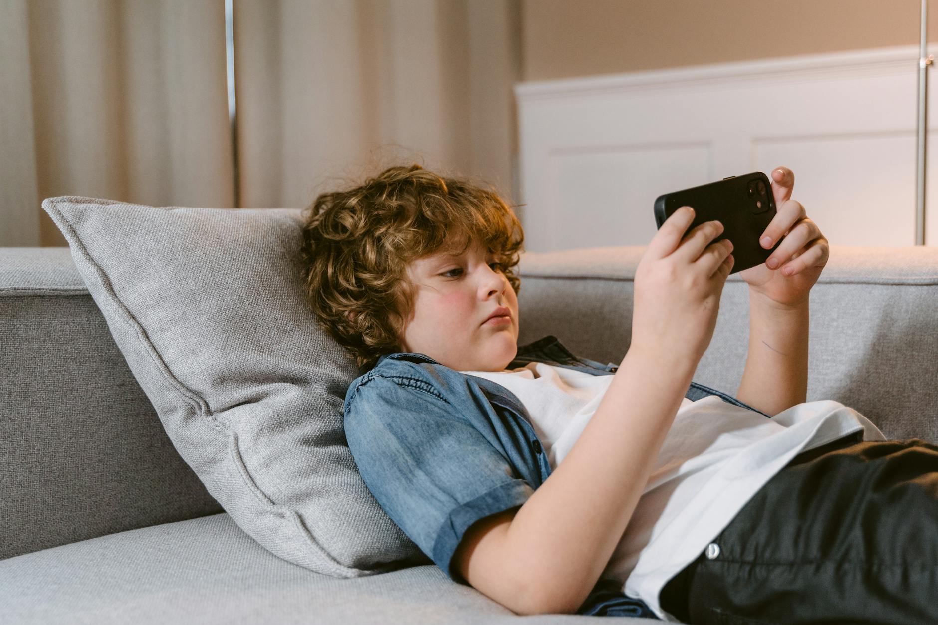 Parents can teach children to be safe online with AI technology.