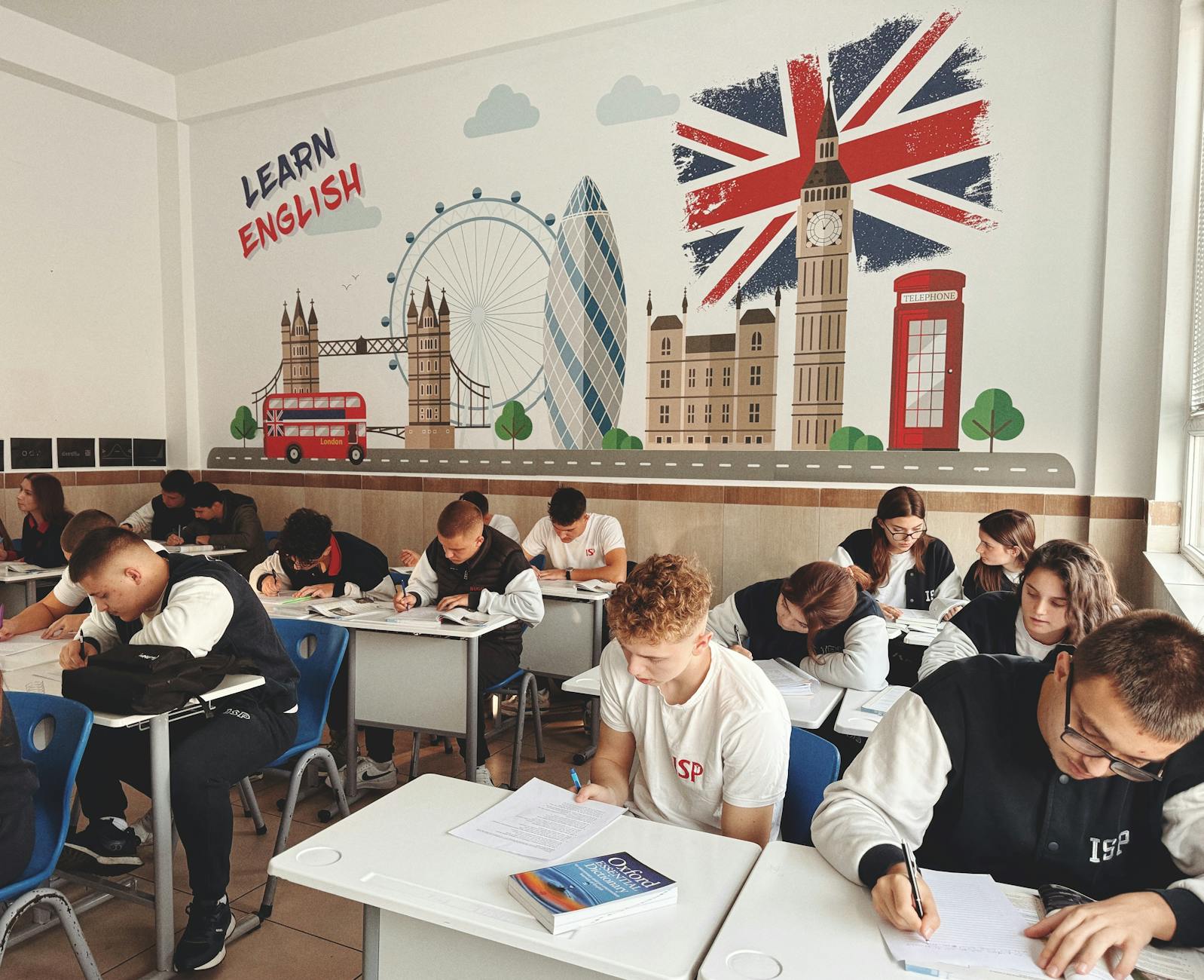 Students improving English skills

Studenti che migliorano le competenze in inglese
